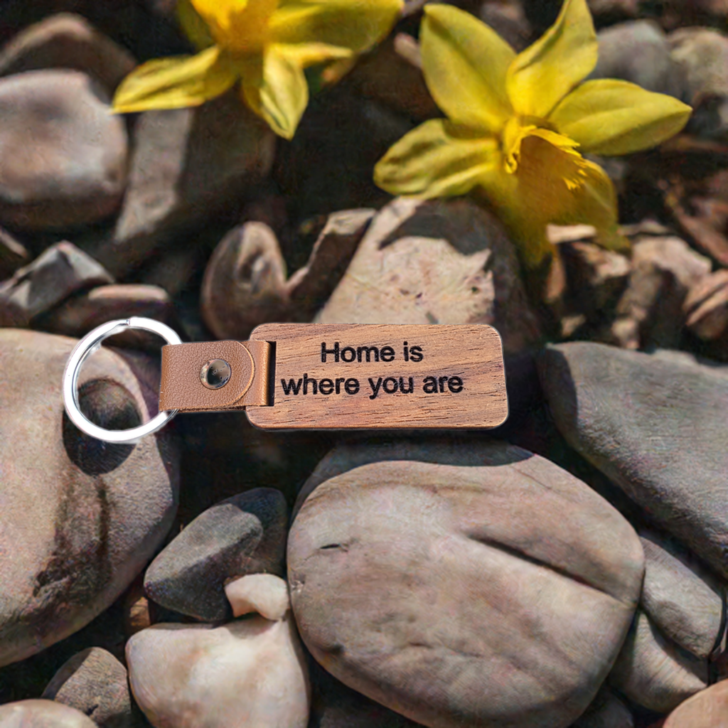 Schlüsselanhänger aus Kirsch- oder Walnussholz – „Home is where you